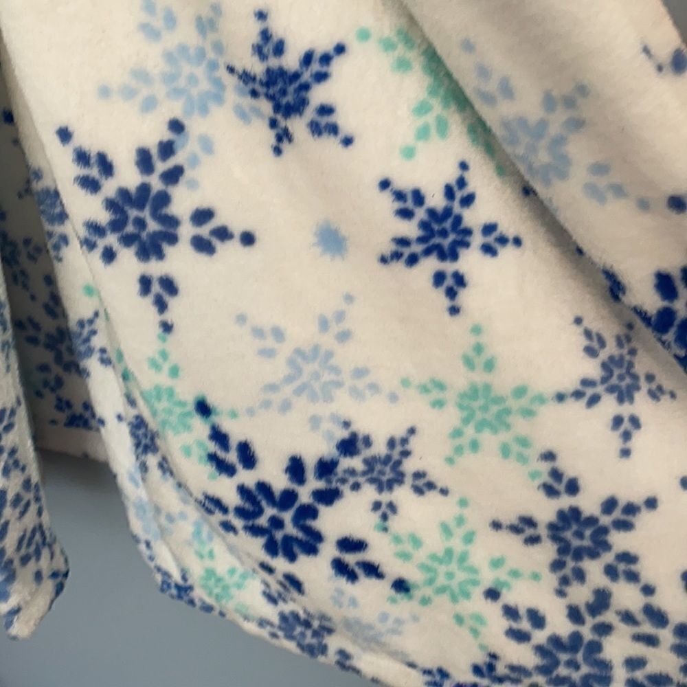 Medium Fleece Robe with Snowflakes ❄️ - Picture 2 of 4